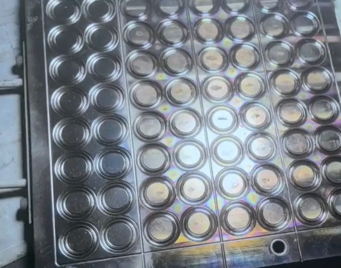 金型に付いたカーボン・離型剤をレーザーで除去した加工面