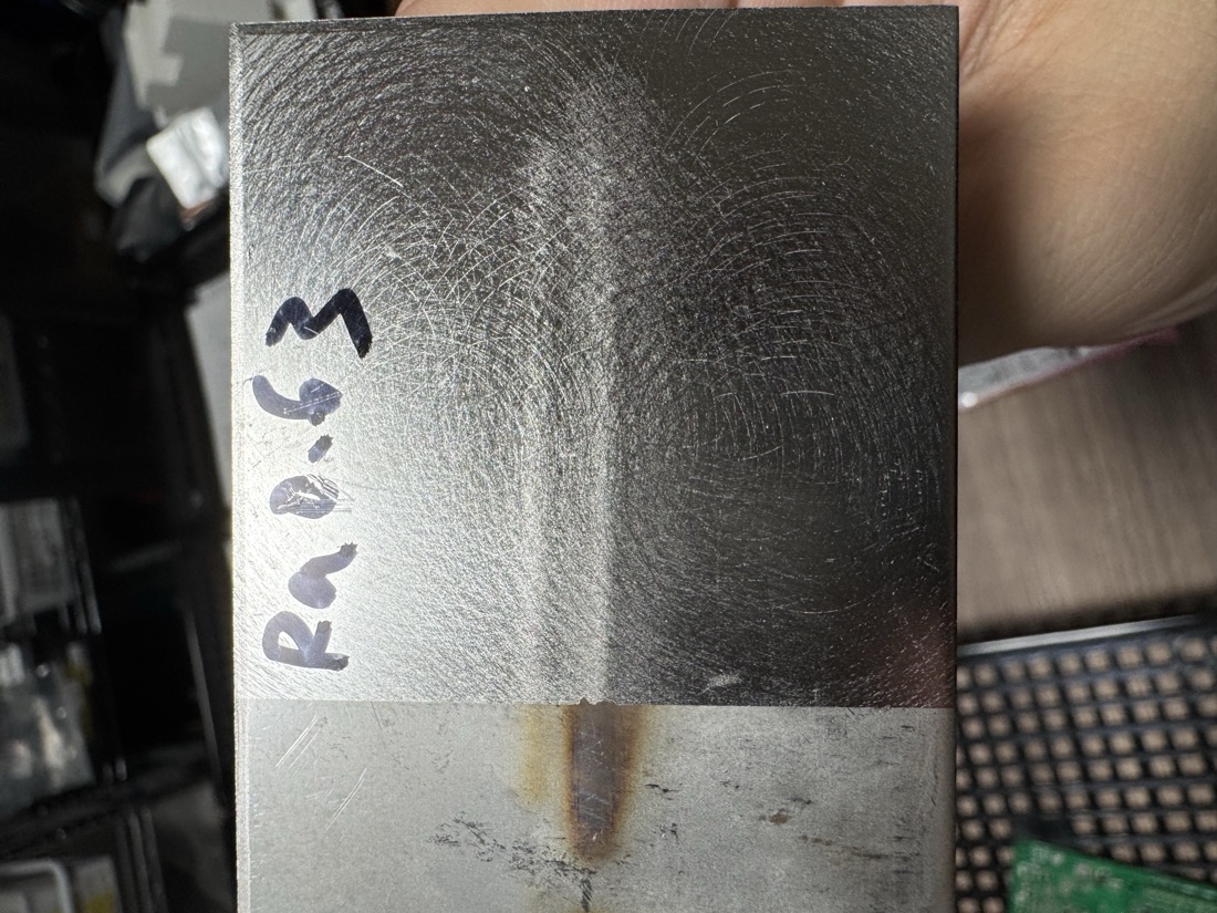 表面粗さを管理して仕上げたレーザー加工面のサンプル