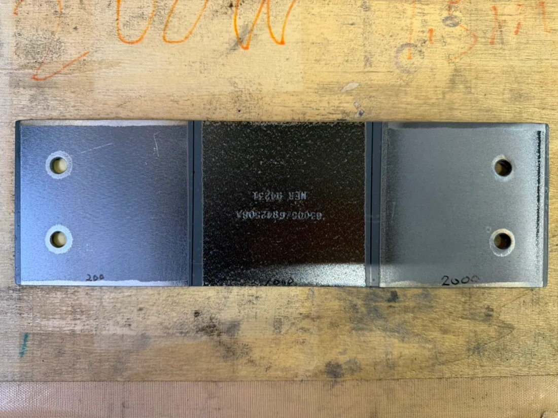 鋼部品の塗膜をレーザーで剥離したBefore/After