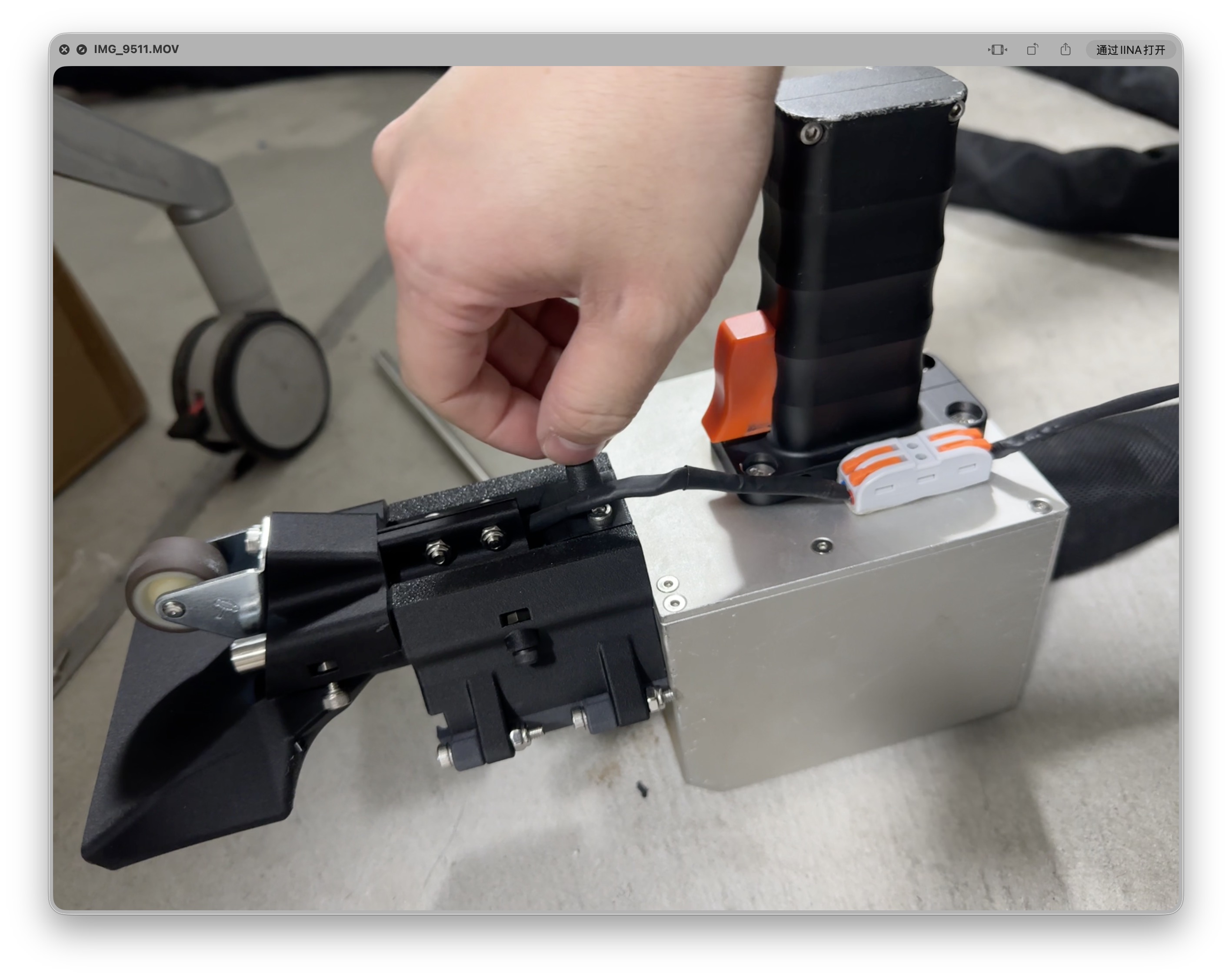 レーザーヘッドに装着したブロー装置の実機